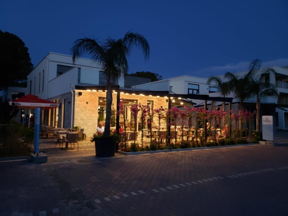 Lovely 1-Bedroom Apartment At San Pietro Beach Front Resort Plazhi San Pietro Екстериор снимка