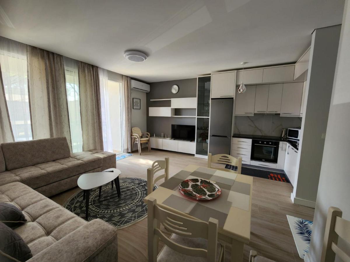 Lovely 1-Bedroom Apartment At San Pietro Beach Front Resort Plazhi San Pietro Екстериор снимка